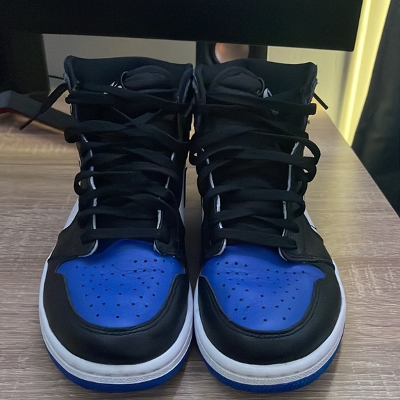 Jordan 1s Retro High OG (Royal Toe) - Picture 2 of 8